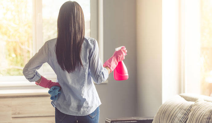 Mujer limpia su casa