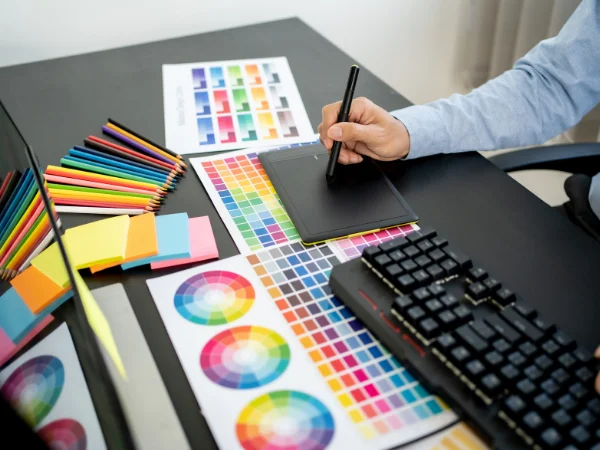 persona diseñando en una tableta